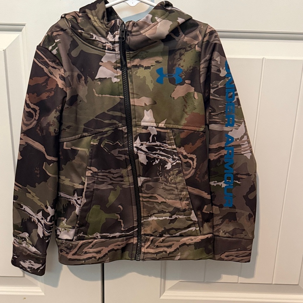 Under Armour Camouflage zip up Jacket with Blue Accents kids size YXS like new